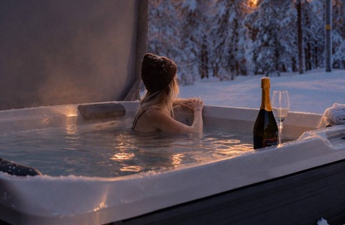Kolari Apartment | Levi - Ylläs Aurora Igloo Village - Hot Tub