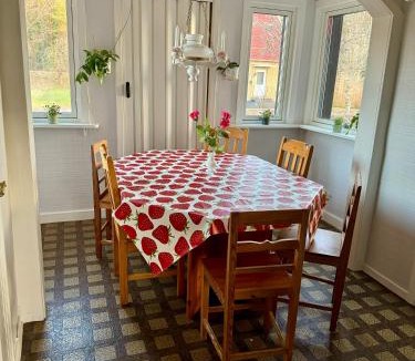 Bygarde House | Lilla Röda Huset.