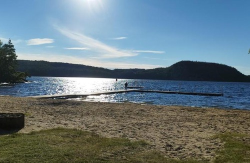 Ucklum Apartment | Lillstugan - idyllisk miljö nära sjön Hällungen