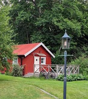 Ucklum Apartment | Lillstugan - idyllisk miljö nära sjön Hällungen