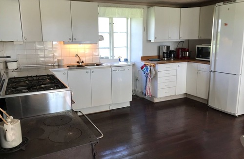 Burgsvik House | Limestone house with a large garden, close to the sea and a bistro