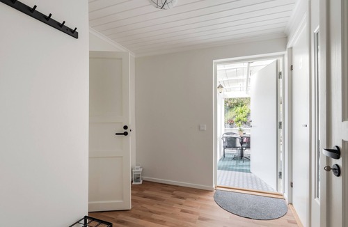 Uddevalla Apartment | Linneby 5 minuter till centrum, familjestor lägenhet med altan