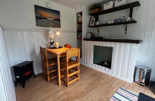 Stromsund House | Liten sovstuga nära till sjö