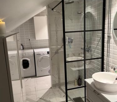 Saro House | Litet charmigt hus på hästgård