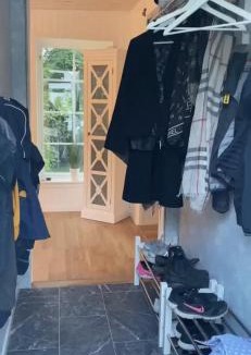 Saro House | Litet charmigt hus på hästgård