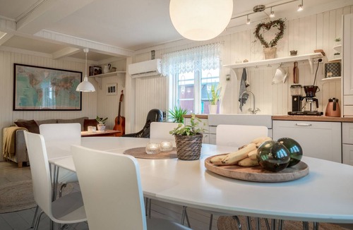 Vestvagøy Cottage | Lofoten- Fishermans lodge with a view
