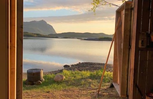 Austvagoy House | Lofoten hytte med nydelig beliggenhet ved vannet