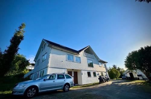 Gravdal House | Lofoten Light - Private Rooms with Shared Facilities