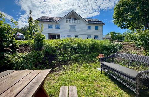 Gravdal House | Lofoten Light - Private Rooms with Shared Facilities