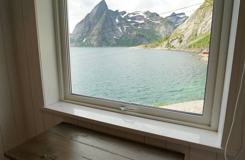 Hamnøya House | Lofoten panoramic luxury home with sauna