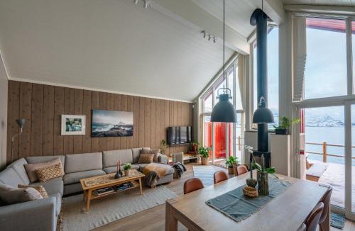 Vestvagøy House | Lofoten sea view Rorbu -Unique hideaway in the heart of Lofoten