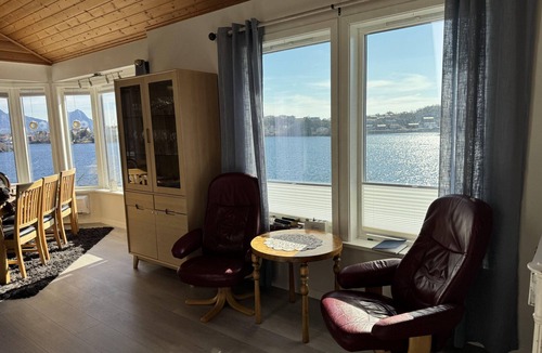 Svolvaer Villa | Lofoten Villa by the sea