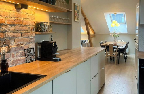 St. Hanshaugen Apartment | Loft flat with exposed beams and 4 m ceilings