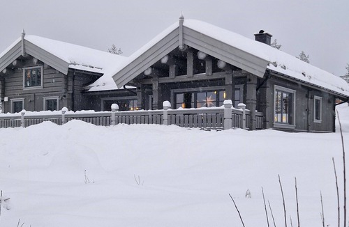Grondalen House | Log cabin by Lake Osensjøen