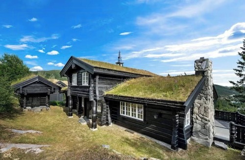 Atra House | Log cabin with hot tub in Gaustablikk