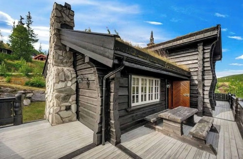 Atra House | Log cabin with hot tub in Gaustablikk