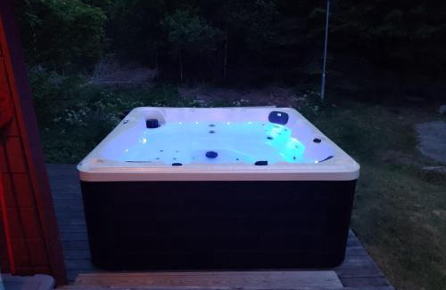 Ryd House | Log Cabin with hot-tub & Sauna, secluded location