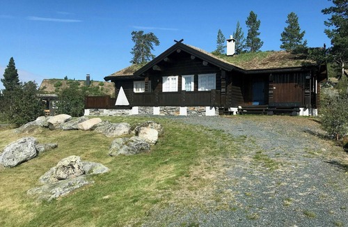Rauland House | Log cabin with turf roof near Rauland