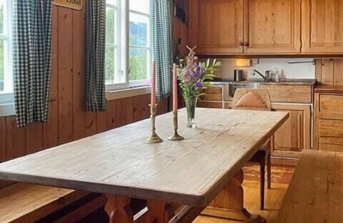 Austbygde House | Log cabin with view of Gaustatoppen