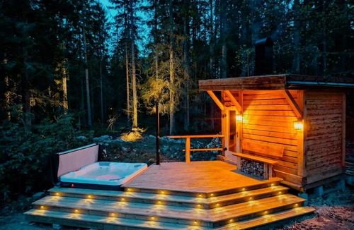 Urshult House | Log cabin with wood-fired sauna & Hot-Tub