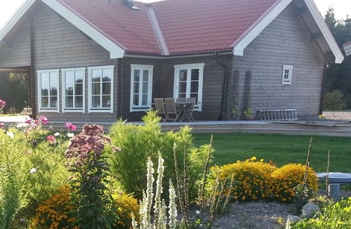 Kopparberg House | Log cottage by the lake to a high standard