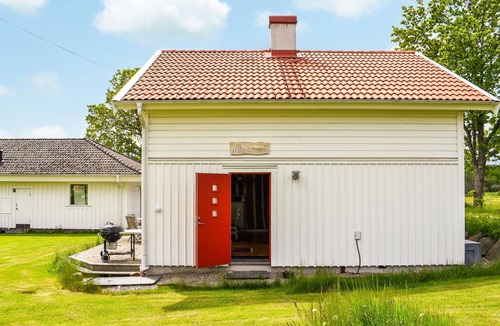 Svanesund House | Look forward to a wonderful holiday in this attractive holiday home near the sea.