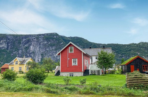 Nesset House | Look forward to this cozy vacation home by the Eresfjord.