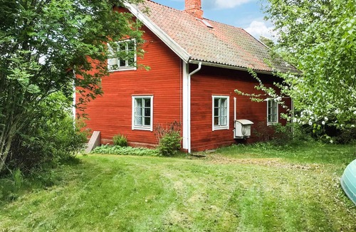 Norrtalje House | Look forward to this inviting vacation home with a large garden near the lake