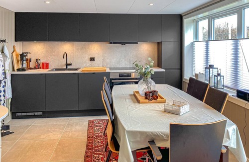 Sandoy Apartment | Lovely apartment in Myklebost with WiFi