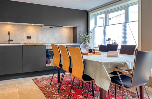 Sandoy Apartment | Lovely apartment in Myklebost with WiFi