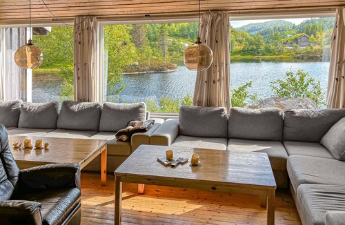 Fidjeland Apartment | Lovely apartment in Tjørhom with lake view