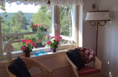 Tyreso O Ski Chalet | Lovely hillside cottage with sea views near Stockholm med internet