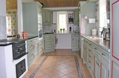 Bor House | Lovely home in Bor with sauna