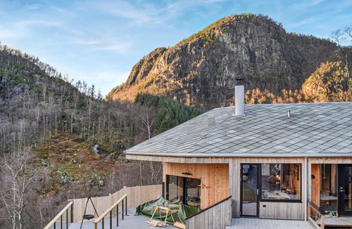 Suldal House | Lovely home in Erfjord with house sea view