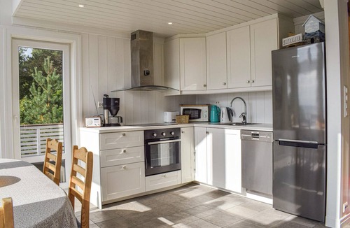 Faervik House | Lovely home in Færvik with house sea view