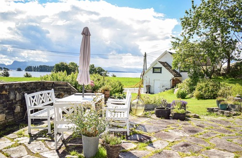 Strandvik House | Lovely home in Fusa with WiFi