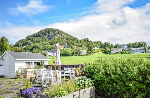 Strandvik House | Lovely home in Fusa with WiFi