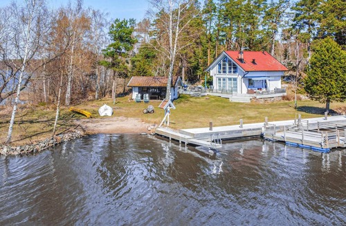 Hallekis House | Lovely home in Hällekis with WiFi