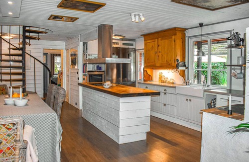 Hollviken House | Lovely home in Höllviken with kitchen