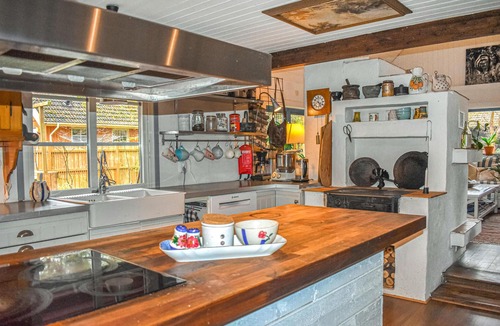 Hollviken House | Lovely home in Höllviken with kitchen