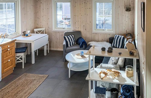 Lyngdal House | Lovely home in Lyngdal with WiFi