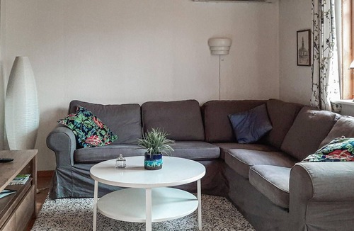Roke House | Lovely home in Röke with WiFi