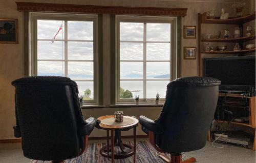Midsund Municipality House | Lovely Home In Fiksdalen With Wifi
