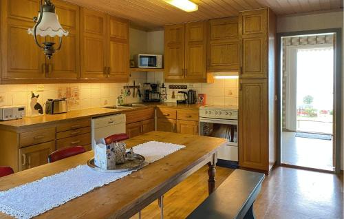 Midsund Municipality House | Lovely Home In Fiksdalen With Wifi