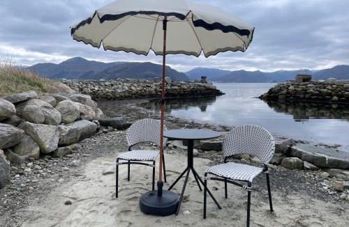 Fiskabygd House | Lovely room by the sea with shared kitchen and bathroom