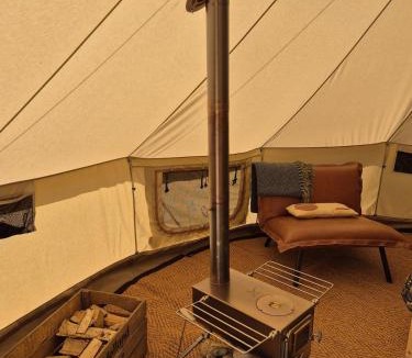 Grythyttan Other | Luxe tent met uitzicht op het bos en met Sauna en hottub