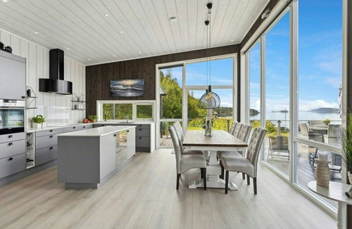 Indre Fosen House | Luxurious seaside cabin in scenic Råkvåg