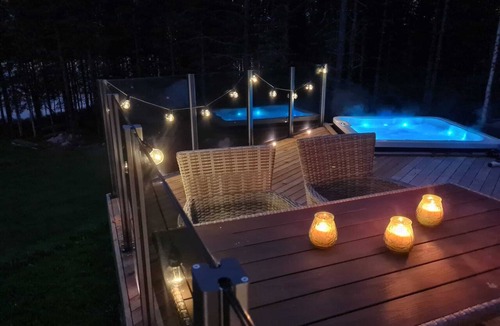 Ruka Cottage | Luxury Lakeside Cabin with Hot Tub & Sauna – Quiet, about 50 min to Ruka.