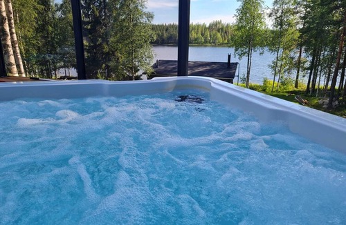 Ruka Cottage | Luxury Lakeside Cabin with Hot Tub & Sauna – Quiet, about 50 min to Ruka.