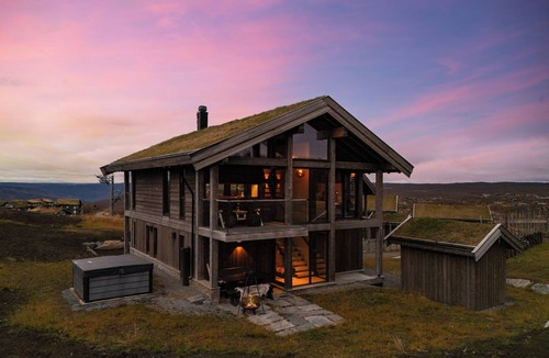 Hol Municipality Cabin | Luxury ski-in/ski-out cabin at Kikut Geilo - Jacuzzi & Sauna - Mountain views